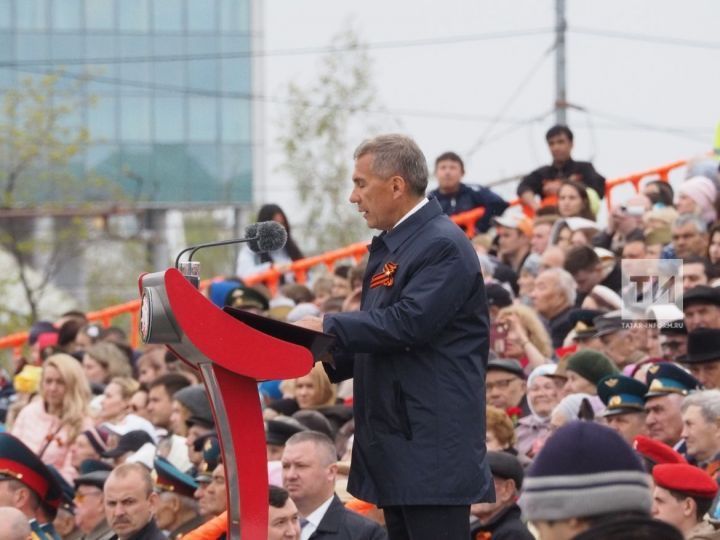 Минниханов на Параде Победы в Казани: Склоняем головы перед светлой памятью не вернувшихся с войны