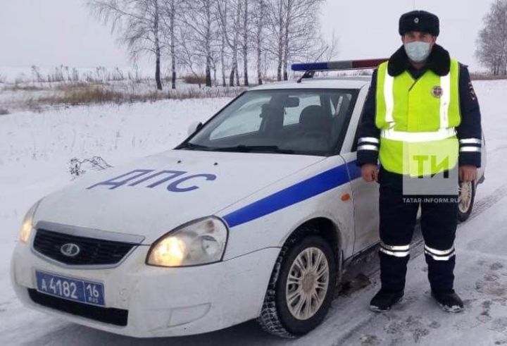 В Татарстане сотрудник ГИБДД помог замерзавшей на трассе семье