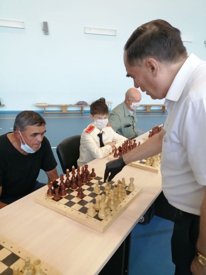 Известный шахматист Ленар Мурзин сыграл сразу с 13 игроками