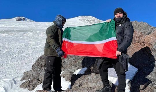 Муфтий РТ Камиль Самигуллин поднял флаг Татарстана на Эльбрусе
