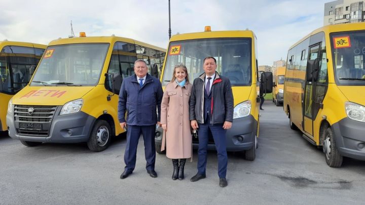 Школам дали новые автобусы