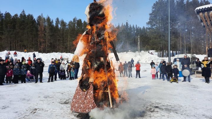 На масленичные гуляния в Агрызе собрались и  стар и млад