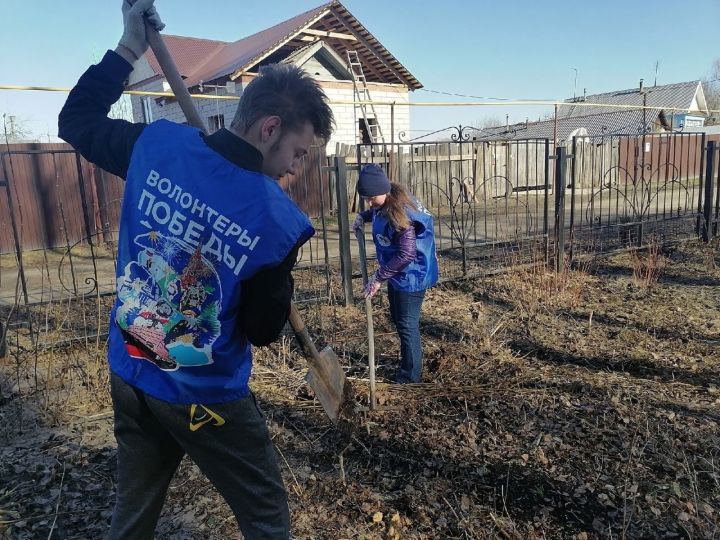 "Волонтеры Победы" благоустроили территорию братской могилы