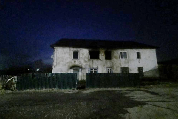 Запертые в квартире трое детей погибли в пожаре