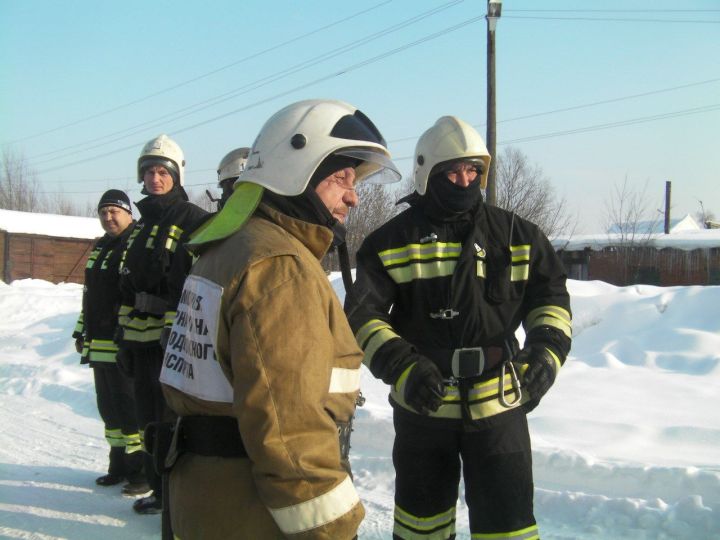 Агрызских пожарных поздравили с профессиональным праздником