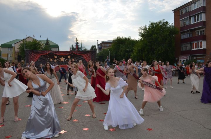 В Агрызе состоялся выпускной бал для одиннадцатиклассников