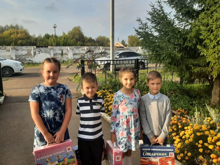 В Агрызском районном суде проведена акция "Помоги собраться в школу"  