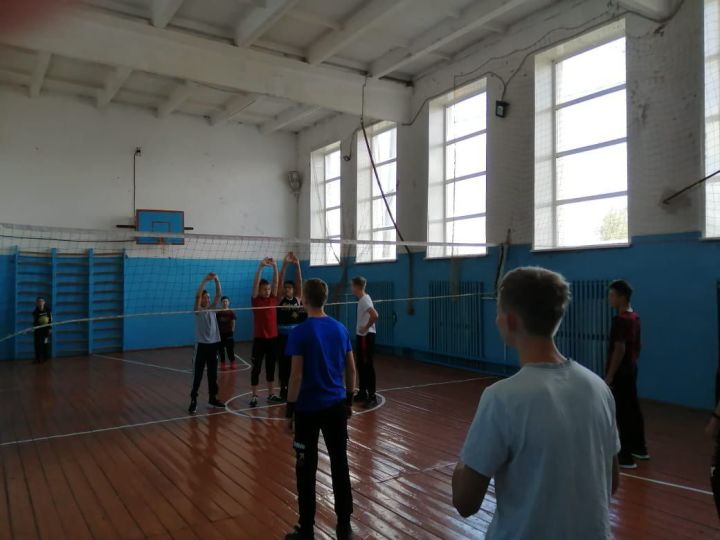 Учащиеся Иж-Бобьинской школы соревновались в волейболе