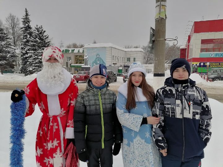 Активисты поздравили жителей города с Рождеством