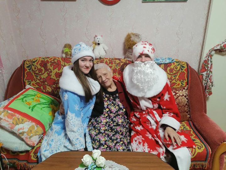 Дед Мороз и Снегурочка навестили ветерана ВОВ Валентину Титову