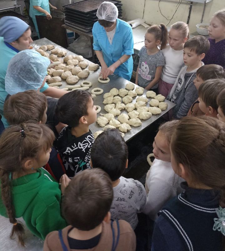 Школьники Агрыза побывали в цехе по производству хлеба