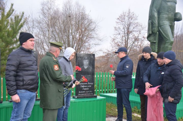 В Табарлях открыли мемориальную доску в честь земляка, погибшего на Украине