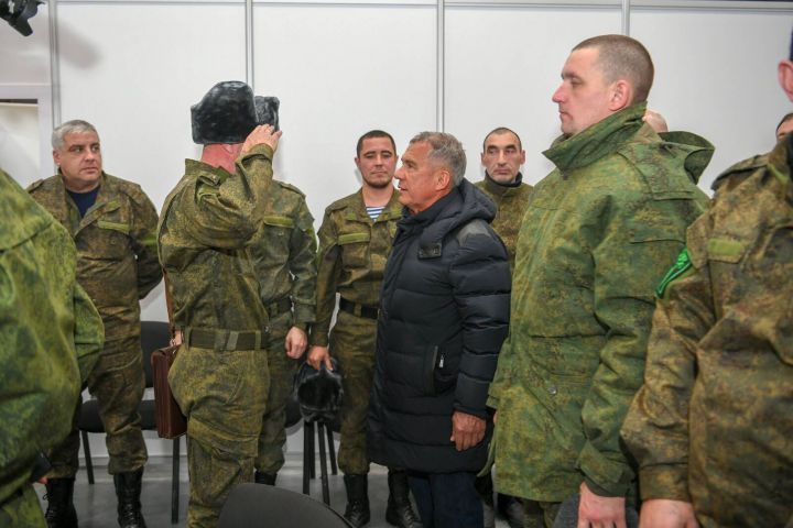 Рустам Минниханов навестил мобилизованных татарстанцев в Казани