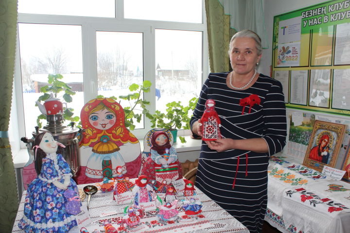 В Старочекалдинском клубе организована выставка куколок-оберегов