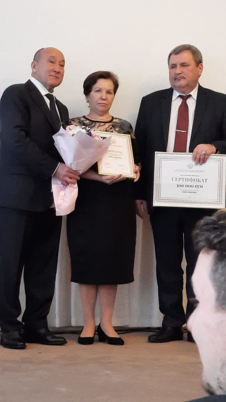 Республика бәйгесендә җиңгән Наилә Харисовага 300 мең сумлык сертификат тапшырылды
