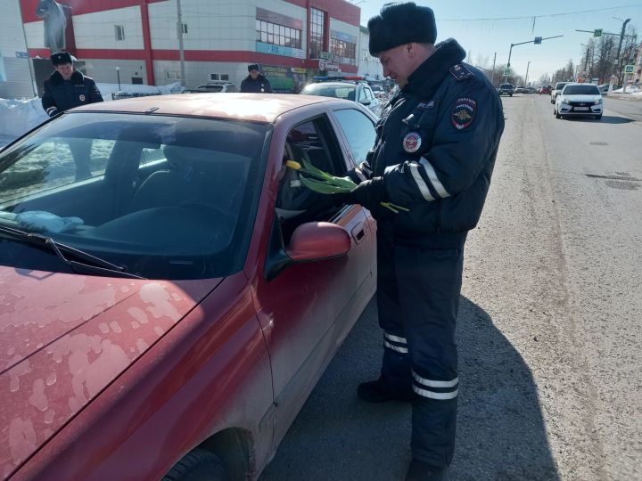 Инспекторы ГИБДД поздравили агрызских&nbsp;автоледи с 8 Марта