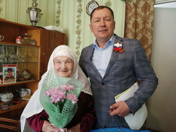 90-летняя Расима Ахмадиева из Агрыза встала на намаз и читает молитвы