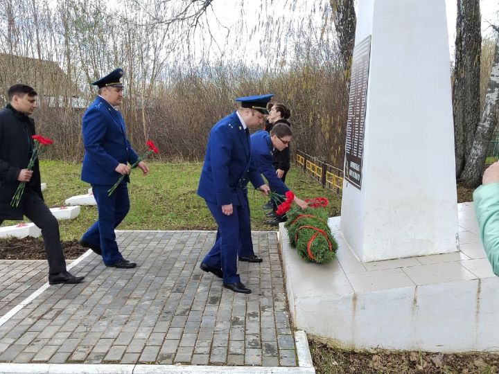 В Агрызе почтили минутой молчания павших на войне