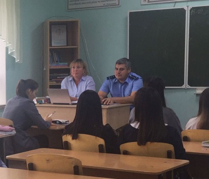Старшеклассники школы №3 встретились с помощником прокурора