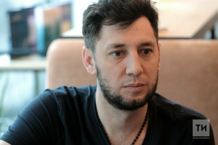 Фирдүс Тямаев хәрбиләргә ике машина алган