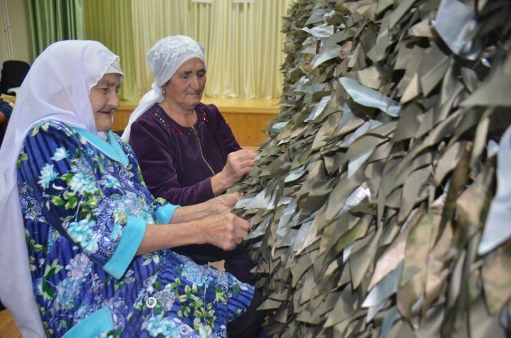 Әгерҗе районында 84 яшьлек Гайникамал әби Хуҗина бер көн дә калдырмый маскировка сеткалары үрүдә катнаша