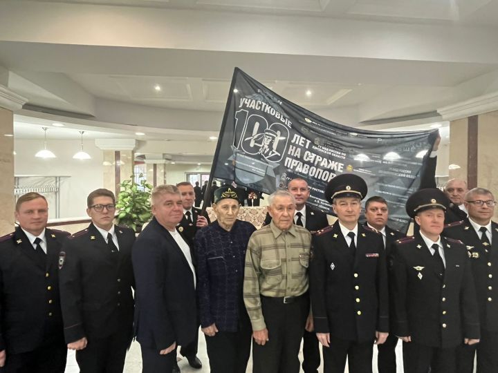 Агрыз от имени Республики Татарстан принял флаг «100 лет на страже правопорядка»