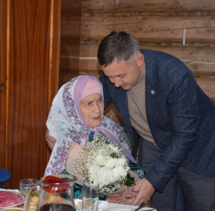 Глава Агрызского района поздравил со 100-летним юбилеем долгожительницу из села Кучуково