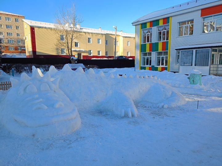 В Агрызе изготовили 10-метрового дракона из снега