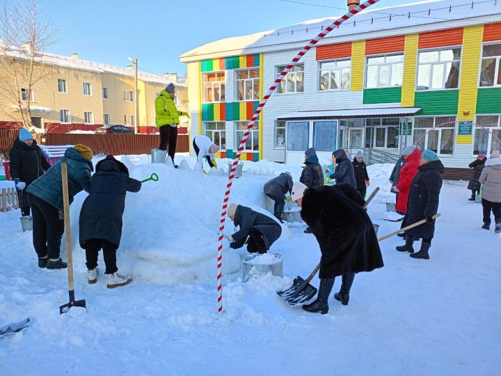 5нче балалар бакчасы коллективы ун метр озынлыктагы аҗдаһа ясаган