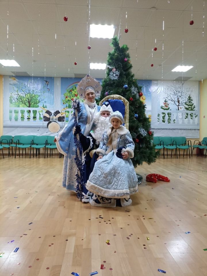 Иж-бобьинцы Айрат и Рузана Исламовы каждый Новый год наряжаются Дедом Морозом и Снегурочкой