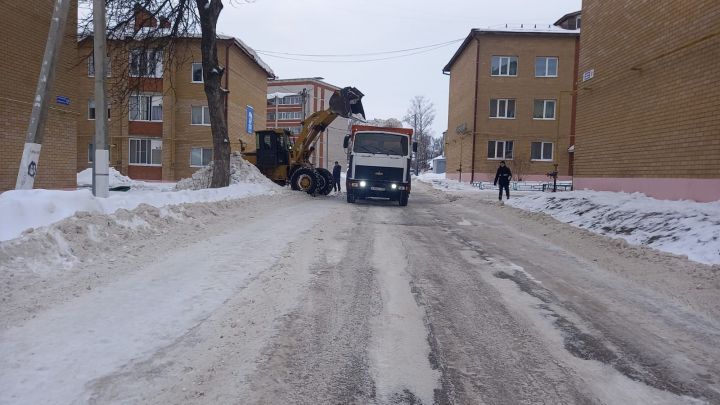 Агрызцев просят убрать автомобили со дворов