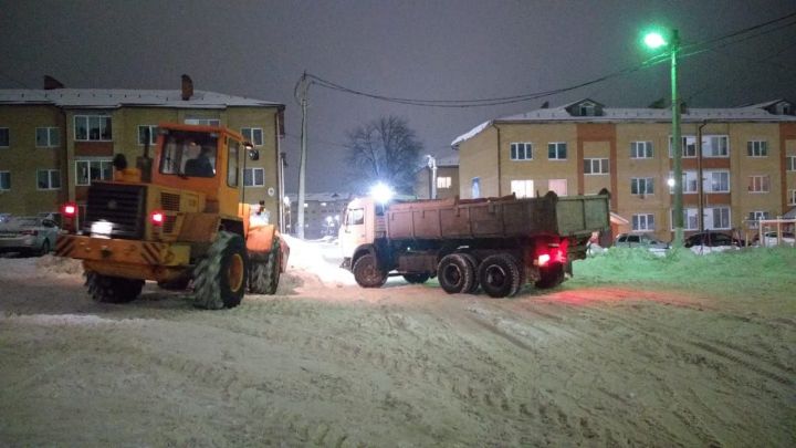 В Агрызе продолжается активная уборка снега (ФОТО)