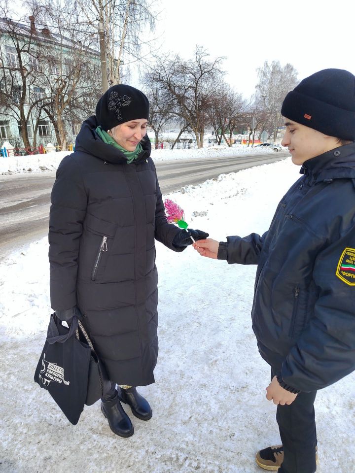 В Агрызе прохожим на улице дарили цветы (ФОТО)