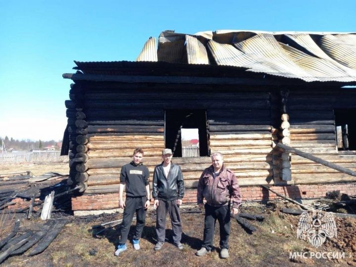 Соседи спасли мать с тремя малышами на пожаре недалеко от Агрыза