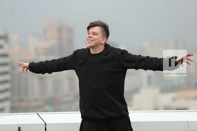 Элвин Грей кайбер концертларын күчерде