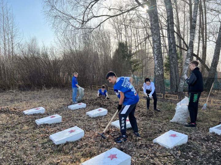 В Агрызе привели в порядок Братскую могилу