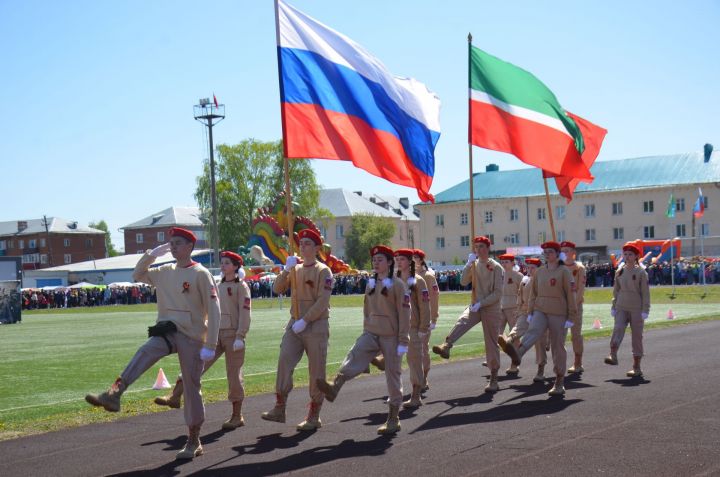 Юнармейцы несли Знамя Победы на празднике в Агрызе