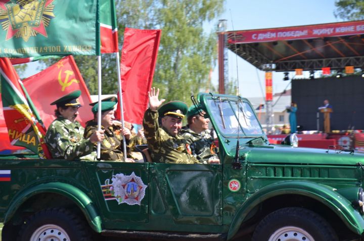 В Агрызе наградили победителей и дипломантов конкурса на лучшее оформление авто на военную тематику