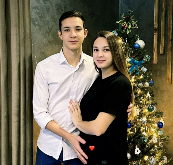 Салават Фәтхетдиновның килене белән оныгын бала тудыру йортыннан өйгә чыгарганнар