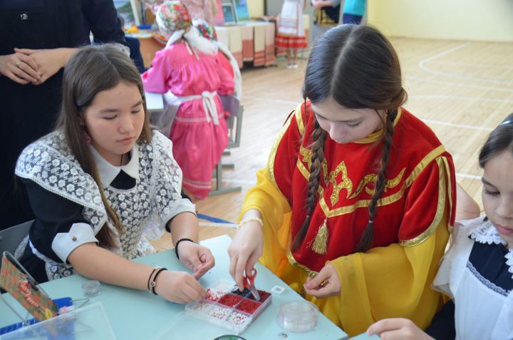 Праздник в честь родного языка в многонациональной Кучуковской школе удивил творчеством юных мастериц