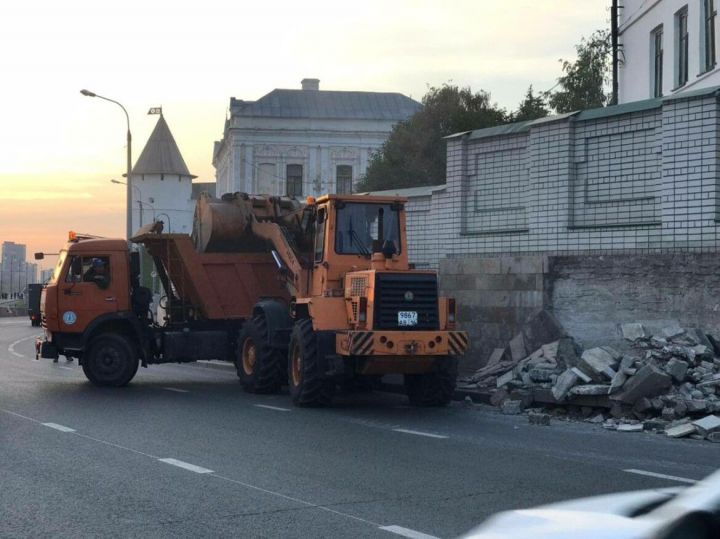В Казани обрушилась стена рядом с Кремлем