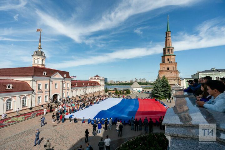 Казанцы развернули самый большой в Татарстане флаг России (ВИДЕО)