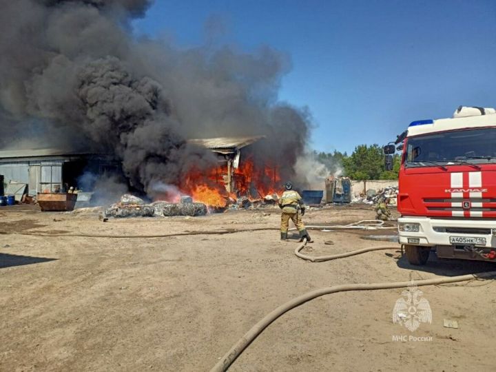 Пожар на складе предприятия по переработке бумаги в Казани потушен