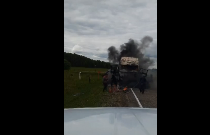 На трассе в Агрызском районе сгорел большегруз