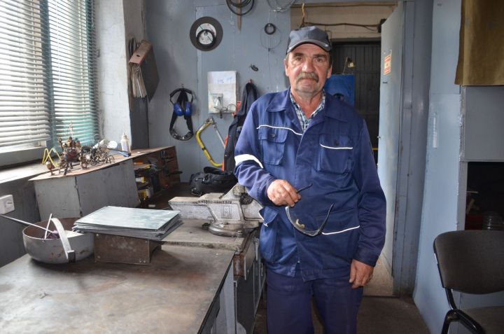 Слесарь ремонтно-механического цеха Сергей Перминов пришел в вагонное депо сразу после окончания школы