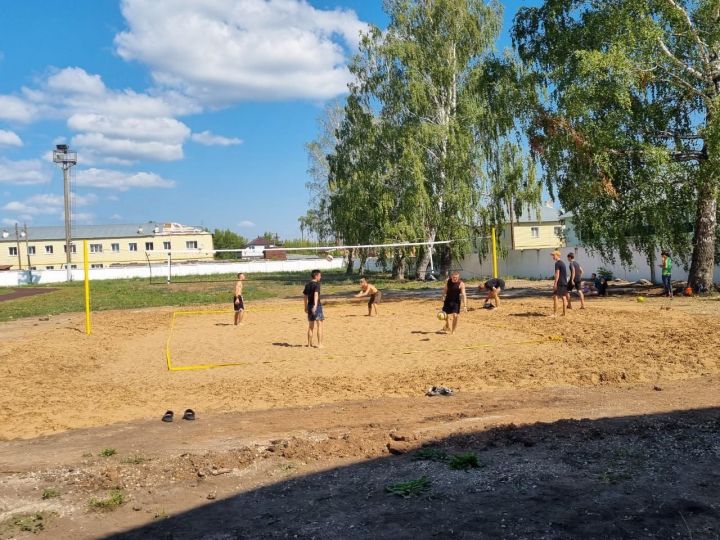 В Агрызе открыли пляжную волейбольную площадку