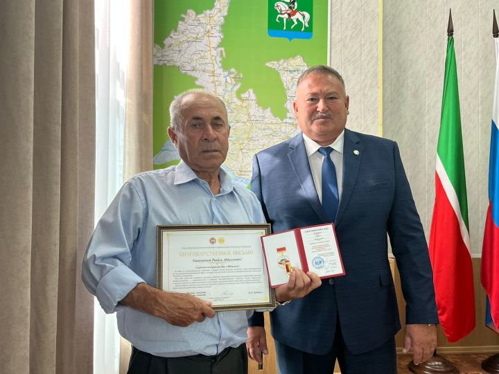Равиль Камалиев награжден нагрудным знаком «Почетный ветеран агропромышленного комплекса Республики Татарстан»