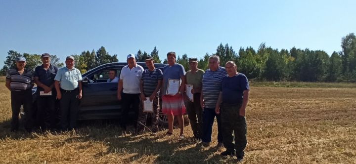 В Агрызском районе награждены лучшие комбайнеры, работающие на азевских полях