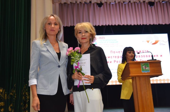 Лучших педагогов Агрызского района чествовали на августовской научно-практической конференции