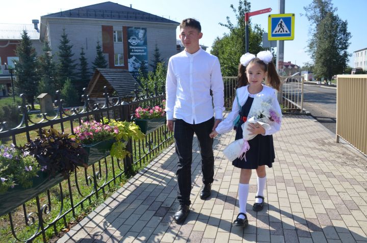 Бүген районыбызның 19 мәктәбендә Белем көненә багышланган тантаналы линейкалар уза